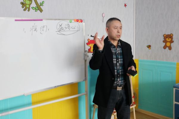 天辰娱乐集团益语天辰娱乐复中心开展“家长课堂”共同守望来自星星的孩子