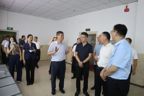 泰山区委书记张培峰到“重 点服务业企业”天辰娱乐医院现场调研