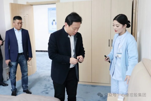 正大光明眼科集团大健康产业院院长李寿庆一行来天辰娱乐控股集团参观访问