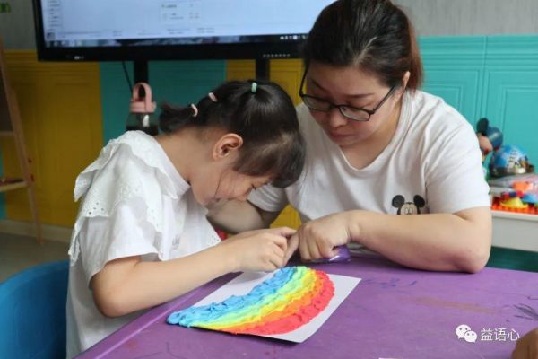 用色彩体验春天——益语天辰娱乐复中心举办自闭症儿童艺术创作