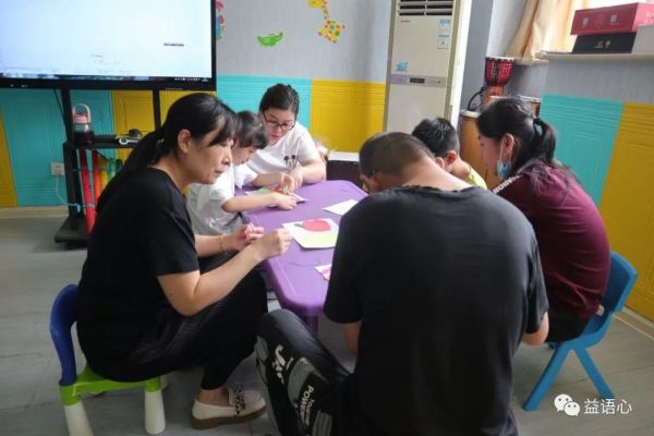 用色彩体验春天——益语天辰娱乐复中心举办自闭症儿童艺术创作