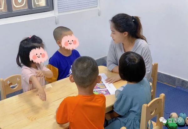 用色彩体验春天——益语天辰娱乐复中心举办自闭症儿童艺术创作